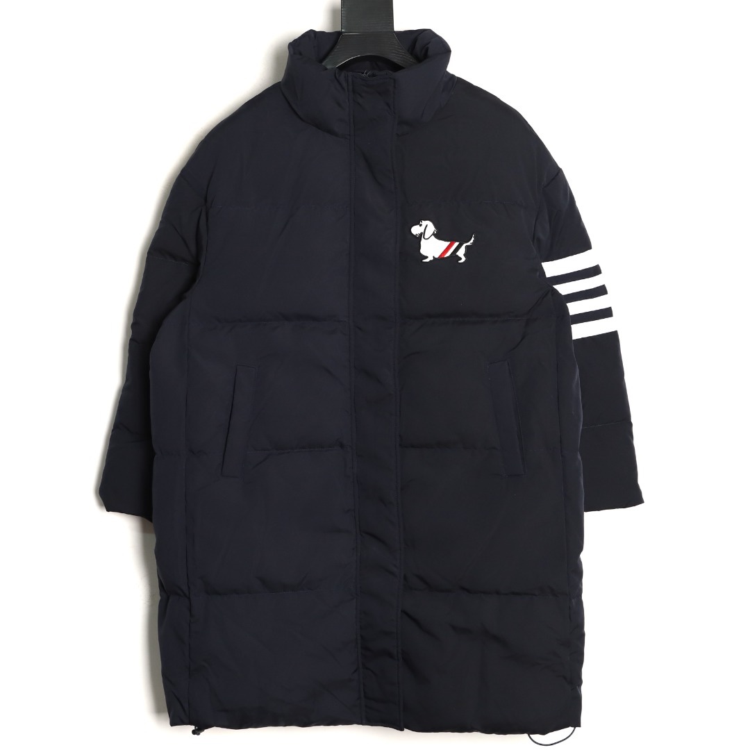 THOM BROWNE/湯姆布朗TB 四槓小狗長款羽絨服
採用進口90鴨絨填充 內外里加雙層內膽不會跑毛 高密度防風抗寒功能性面料 手感柔軟舒適  工藝更是精湛 嚴防鑽絨 採用國際先進的真空充絨技術 增加空氣隔層 不損傷羽線 能保持羽原有的柔軟性、彈性及手感 將羽絨的保暖性發揮到最佳！
N Size：S-M