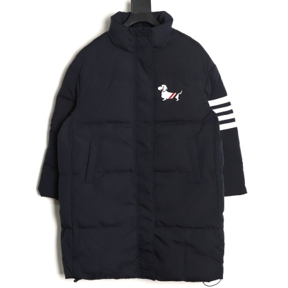 THOM BROWNE/湯姆布朗TB 四槓小狗長款羽絨服
採用進口90鴨絨填充 內外里加雙層內膽不會跑毛 高密度防風抗寒功能性面料 手感柔軟舒適  工藝更是精湛 嚴防鑽絨 採用國際先進的真空充絨技術 增加空氣隔層 不損傷羽線 能保持羽原有的柔軟性、彈性及手感 將羽絨的保暖性發揮到最佳！
N Size：S-M