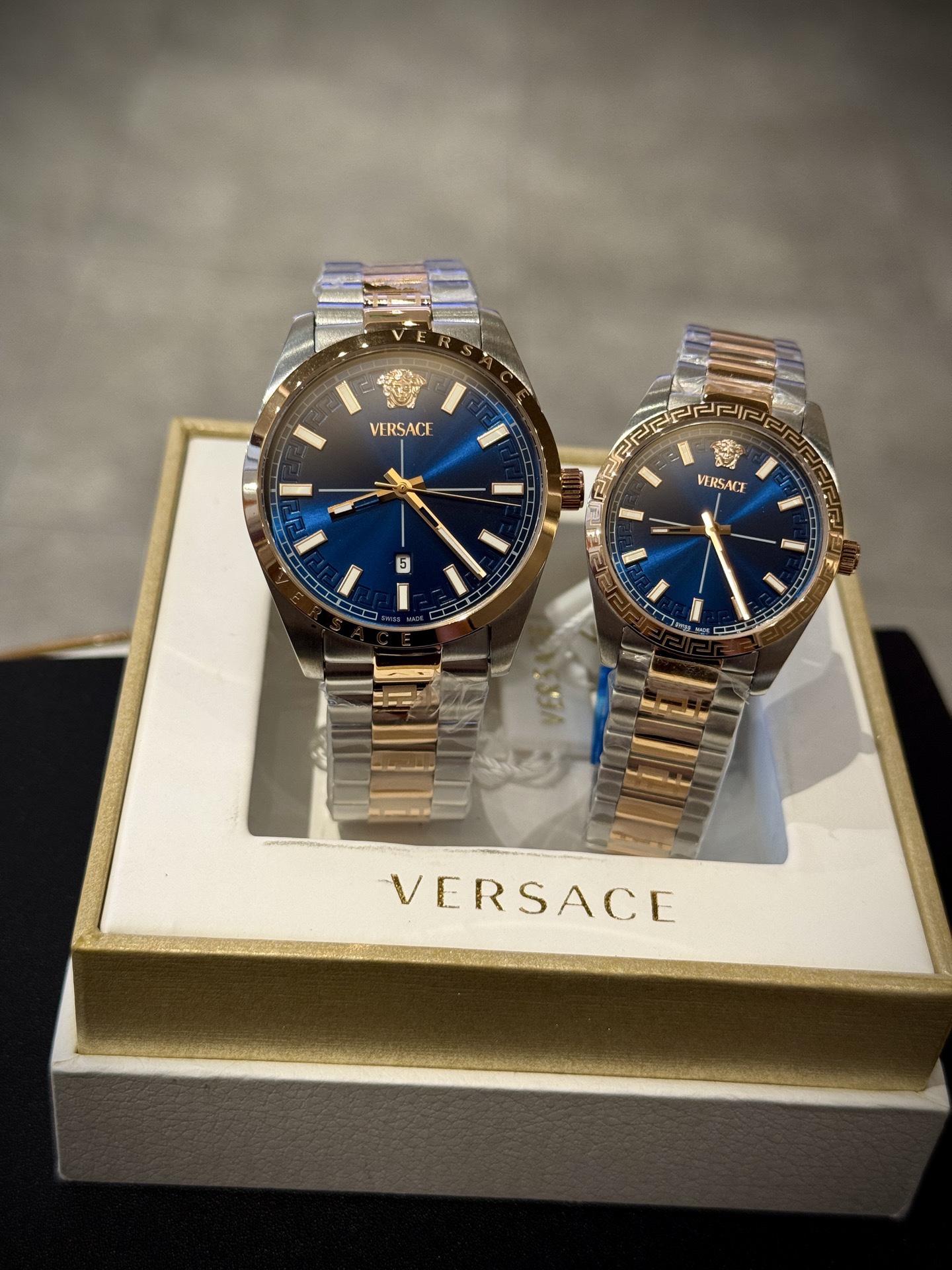 
Versace範思哲石英手錶，VERSACE MILLENYIUM  LADY系列，採用希臘回紋元素錶盤，12時位飾有美杜莎頭像展現範思哲經典圖案魅力，錶鏈印刻希臘回紋搭配雙按蝴蝶扣設計，兼具時尚與舒適，錶盤男款40mm 女款32mm 30米生活防水，進口石英機芯

立即搶購👉