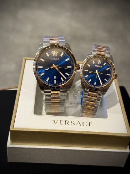 
Versace範思哲石英手錶，VERSACE MILLENYIUM  LADY系列，採用希臘回紋元素錶盤，12時位飾有美杜莎頭像展現範思哲經典圖案魅力，錶鏈印刻希臘回紋搭配雙按蝴蝶扣設計，兼具時尚與舒適，錶盤男款40mm 女款32mm 30米生活防水，進口石英機芯

立即搶購👉