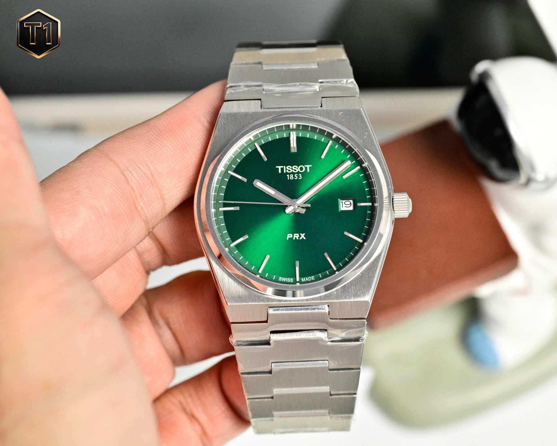 原單品質 天梭（TISSOT）PRX系列  T137.410.11.031.00 復古時尚 商務男士石英腕表火爆登場  ❤️❤️
憑借disco 風格設計 此系列腕表打破了復古與潮流的界限，將上世紀70年代情懷融於現代時尚，重塑時代經典魅力，時刻驚艷在線。秉持創新源於傳統的品牌理念，為其配了酒桶型表殼，配備了“一體式精鋼錶鏈”（融錶鏈，表耳，表殼於一體）。方寸之間卻有匠心獨運，天梭攜手復刻經典力作，呈現1911年腕表造型設計，這一刻，著古潮今。搭載瑞士石英機芯，藍寶石玻璃，316瑞士鋼，100米深度防