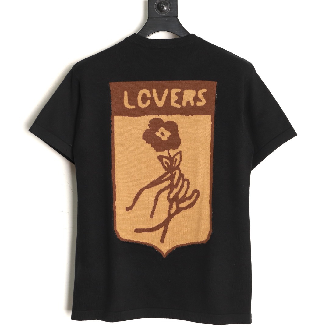 🔝LOUIS VUITTON LV 皮箱幾何圖針織短袖T恤
定織雲柔密紡棉針織料，嵌花提花織法，精細編織不僅確保了圖案的清晰度，還大大增強了織物的耐用性，成衣洗水加軟去味工藝，通過專業的洗滌設備和特定的洗滌劑，對衣物進行深度清潔和去味處理，改善衣物的手感和外觀，寬松版型
B Size：S-XL