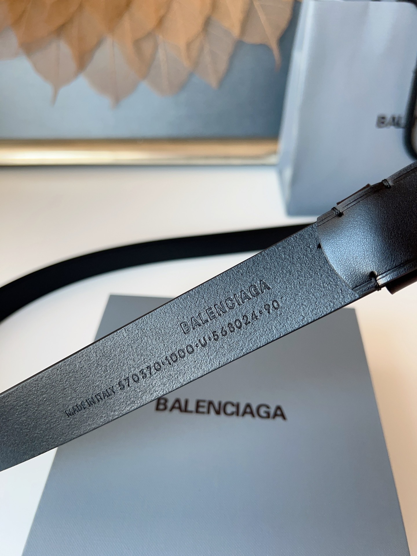 巴黎世家（Balenciaga）寬度3.0cm 是法國的奢侈品牌，作為時尚界最具影響力品牌之一的地位。設計師源於：都市時尚潮流獨特的設計風格，採用進口小牛皮製作；搭配純銅復古五金，使其更具魅力。值得擁有的百搭精品！