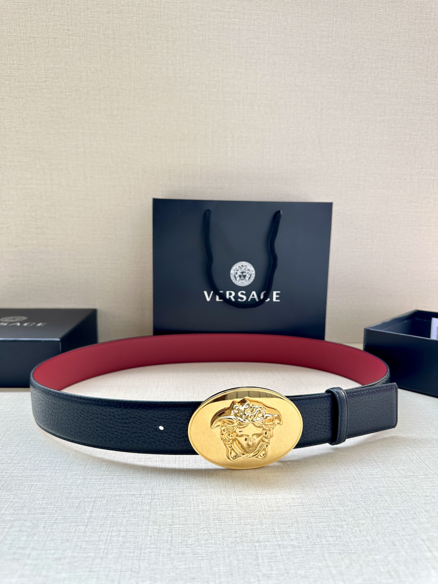 寬度：4.0cm （範思哲） 此款橢圓五金配件、腰帶飾有標誌性的Versace美杜莎頭像扣，彰顯品牌格調。是一款精美的衣櫥必備單品。