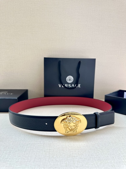 寬度：4.0cm （範思哲） 此款橢圓五金配件、腰帶飾有標誌性的Versace美杜莎頭像扣，彰顯品牌格調。是一款精美的衣櫥必備單品。