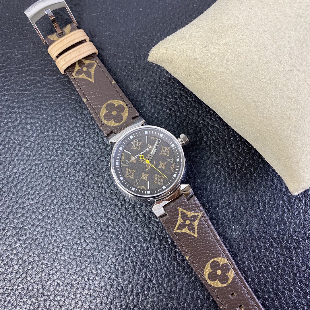LV工廠超神之作，LV——TAMBOUR SLIM全系列陸續空降市場！致敬原廠 完成使命！
【三大超級亮點】腕表尺寸34mm
1.錶盤的填油細膩，印刷立體，刻度鑲嵌工整，個個精品無瑕。
2.藍寶水晶通透感極佳，與殼體銜接完美。
3.表殼打磨呈現瑞士一線品牌高級質感。
【兩大必買理由】
1.錶帶採用ECCO Leather皮料供應商——手工縫製！還原正品按鍵式快拆設計，方便快捷。
2.2020年最具性價比腕表——採用瑞士石英機芯，做工翻倍無返修，不但是送禮佳品，更是自留神器！
LV工廠一家專為復刻LV腕表而