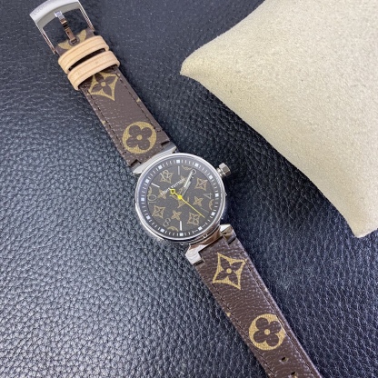 LV工廠超神之作，LV——TAMBOUR SLIM全系列陸續空降市場！致敬原廠 完成使命！
【三大超級亮點】腕表尺寸34mm
1.錶盤的填油細膩，印刷立體，刻度鑲嵌工整，個個精品無瑕。
2.藍寶水晶通透感極佳，與殼體銜接完美。
3.表殼打磨呈現瑞士一線品牌高級質感。
【兩大必買理由】
1.錶帶採用ECCO Leather皮料供應商——手工縫製！還原正品按鍵式快拆設計，方便快捷。
2.2020年最具性價比腕表——採用瑞士石英機芯，做工翻倍無返修，不但是送禮佳品，更是自留神器！
LV工廠一家專為復刻LV腕表而
