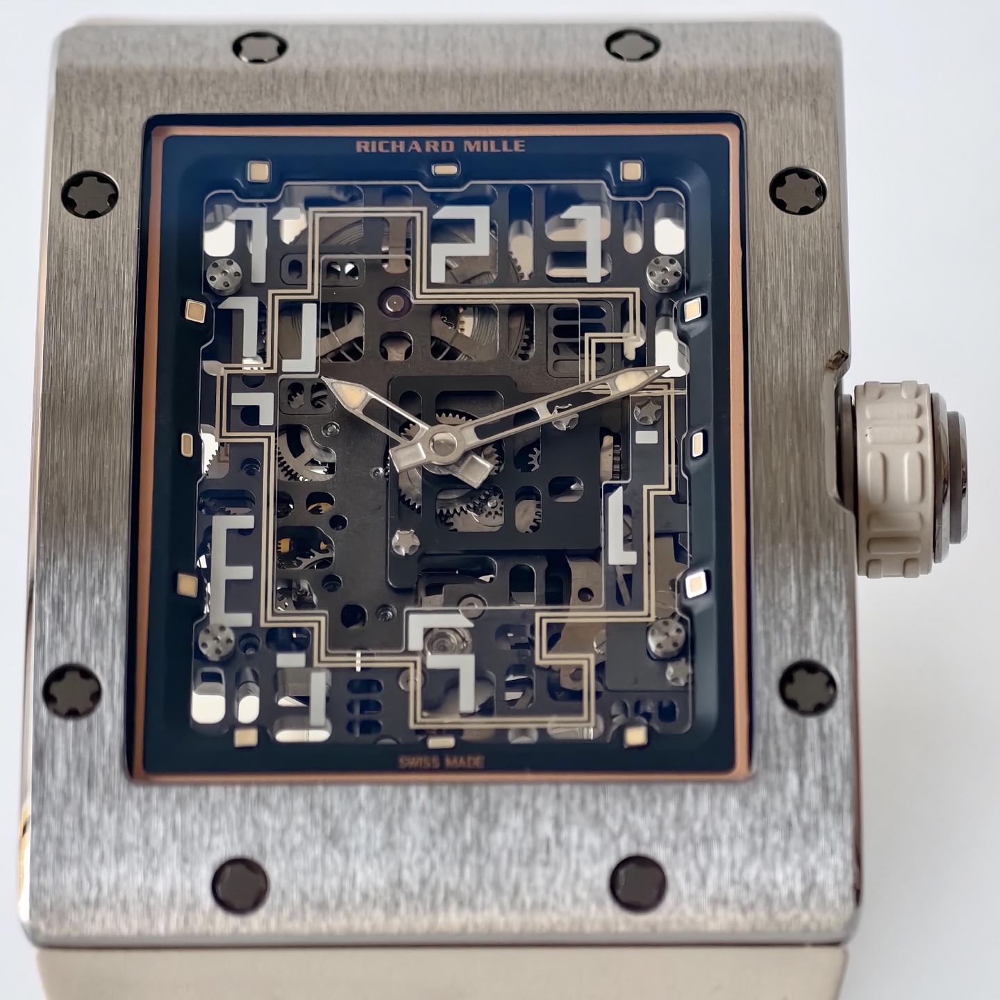 UMI 工作室 ✨
RM016 傲然問世重新定義鏤空美學的機械巔峰 🔥⚙️👑

🛠️表殼：五級鈦金屬精細拉絲表殼，和鈦合金骨架包膠表殼將複雜的鏤空結構極限壓縮在方寸之間。材質輕盈卻硬度驚人。方形表殼貼合手腕，更加適合日常佩戴。
⚙️機芯技術：定製版RM005-S一體機，
1.搭載可變幾何結構單向擺陀，優化上鏈的效率
2.最大限度還原了正品鏤空美學的機械巔峰
🧩錶帶：標配定制級絲絨觸感超輕天然橡膠錶帶，和RM專屬鈦合金表扣。讓您隨時進入“人表合一”的零觸感佩戴境界。
🔍技術要點：最大賣點在於藍寶石