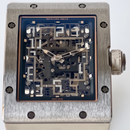 UMI 工作室 ✨
RM016 傲然問世重新定義鏤空美學的機械巔峰 🔥⚙️👑

🛠️表殼：五級鈦金屬精細拉絲表殼，和鈦合金骨架包膠表殼將複雜的鏤空結構極限壓縮在方寸之間。材質輕盈卻硬度驚人。方形表殼貼合手腕，更加適合日常佩戴。
⚙️機芯技術：定製版RM005-S一體機，
1.搭載可變幾何結構單向擺陀，優化上鏈的效率
2.最大限度還原了正品鏤空美學的機械巔峰
🧩錶帶：標配定制級絲絨觸感超輕天然橡膠錶帶，和RM專屬鈦合金表扣。讓您隨時進入“人表合一”的零觸感佩戴境界。
🔍技術要點：最大賣點在於藍寶石