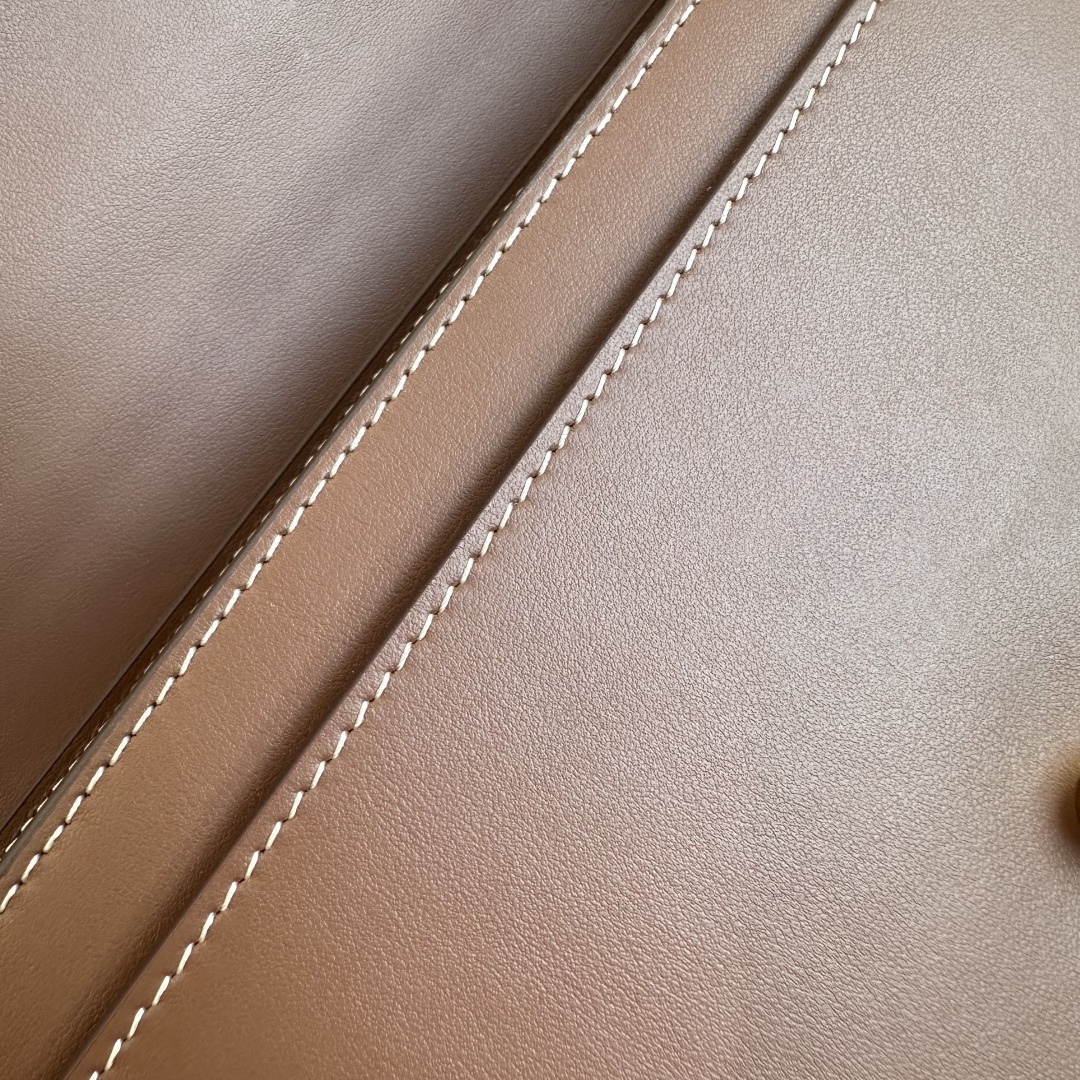 B家最新纖巧的斜挎包，採用意大利鞣制緝明線皮革精制而成，飾有鐫刻徽標的亮澤按扣，棉質帆布肩帶處飾有 Burberry 字母貼花。
25 x 8.5 x 18cm
肩背帶垂直佩戴高度：43cm🌟型號9061