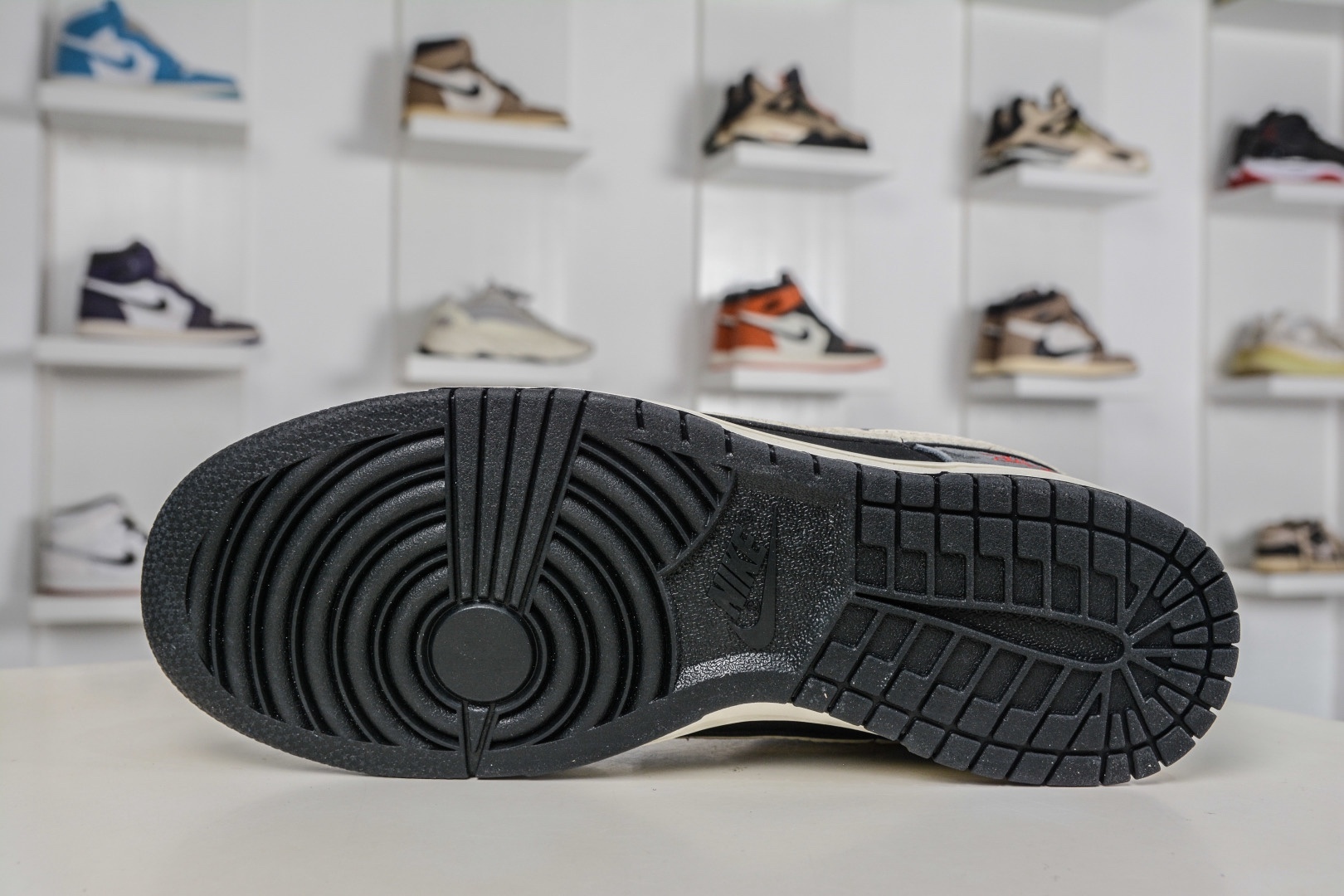 Nike SB Dunk Low X Stussy 斯圖西聯名—灰黑米白勾 
貨號:TX1688 003
尺碼：36 36.5 37.5 38 38.5 39 40 40.5 41 42 42.5 43 44 44.5 45