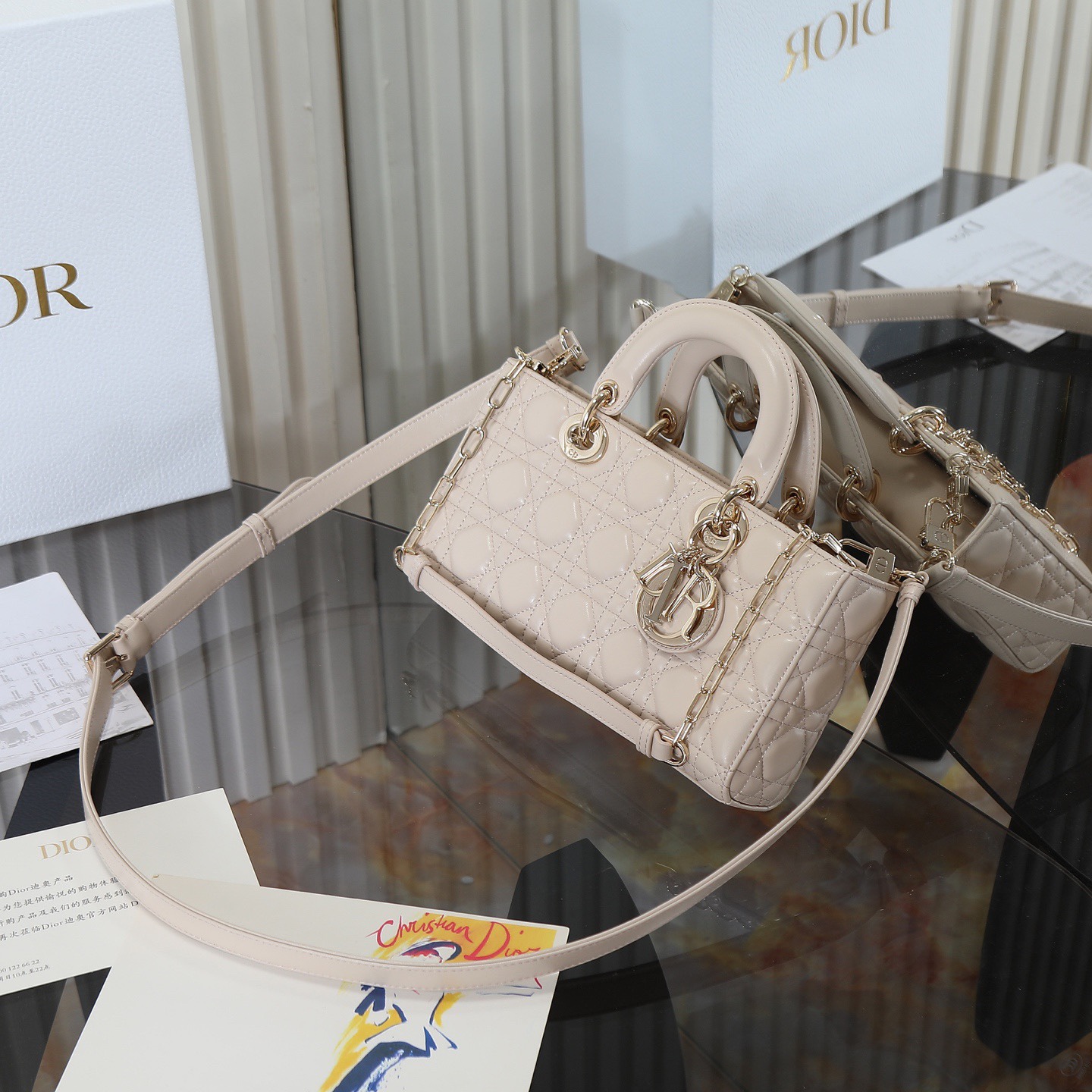 D-joy  原廠級別 

中號尺寸 米色現貨‼️

全新D-joy強勢回歸，最新中號✔️大爆款的節奏🔥，包包自帶兩條肩帶，多種背法🙋🏻‍♀️，上身又美又颯，經典的菱格設計🥅，搭配柔軟的綿羊皮優雅又時尚🌿

size：26-6-14cm
