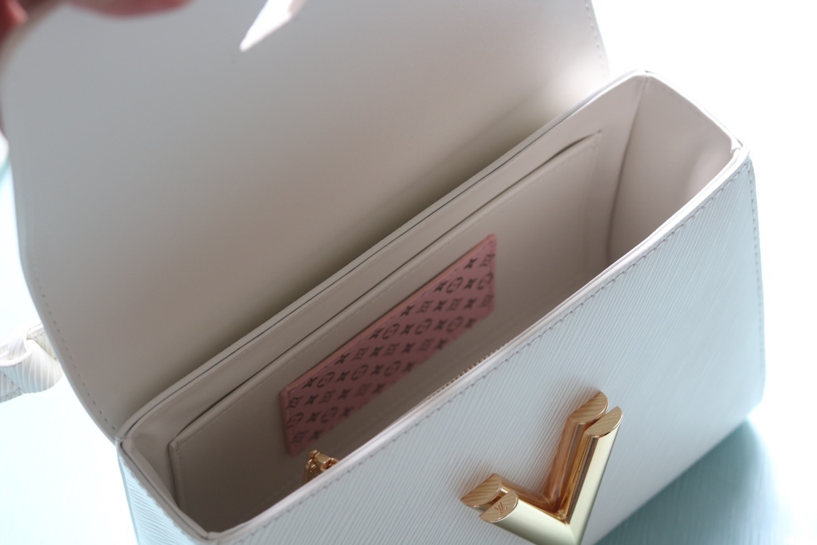 [玫瑰]最新款[玫瑰][玫瑰] 原版品質【獨家實拍 款號:50506/M11723/M11724/M11725 】
 本款 Twist 中號手袋擁有 Epi 皮革的考究肌理，搭配牛皮革內襯和光滑牛皮革飾邊。琺 Monogram 花卉懸掛於纖細鏈條，可拆卸並調節的肩帶實現肩背和斜挎選擇。17 x 9.5 x 23釐米(高 x 寬 x 長度)