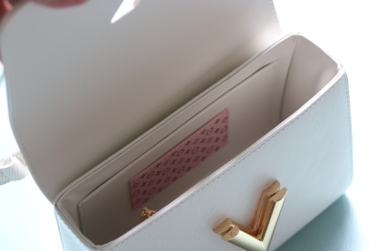 [玫瑰]最新款[玫瑰][玫瑰] 原版品質【獨家實拍 款號:50506/M11723/M11724/M11725 】
 本款 Twist 中號手袋擁有 Epi 皮革的考究肌理，搭配牛皮革內襯和光滑牛皮革飾邊。琺 Monogram 花卉懸掛於纖細鏈條，可拆卸並調節的肩帶實現肩背和斜挎選擇。17 x 9.5 x 23釐米(高 x 寬 x 長度)