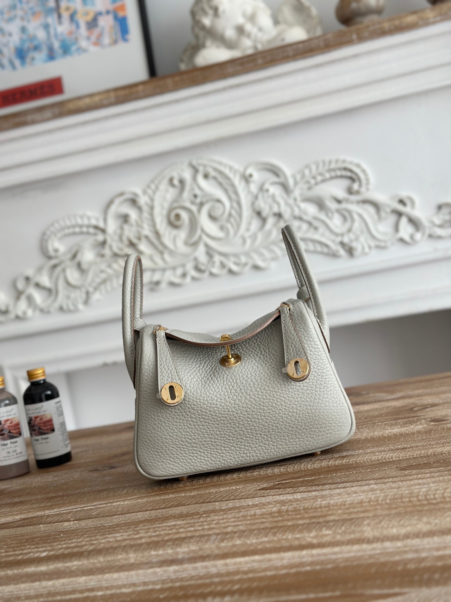 琳迪lindy 19cm	
Tc皮 蜜蠟線半手工縫製
lindy19保留了琳迪包所有細節的完整設計，側口袋、拉鍊等全部都是經典的設計√
這只小可愛暴擊了多少人的少女心