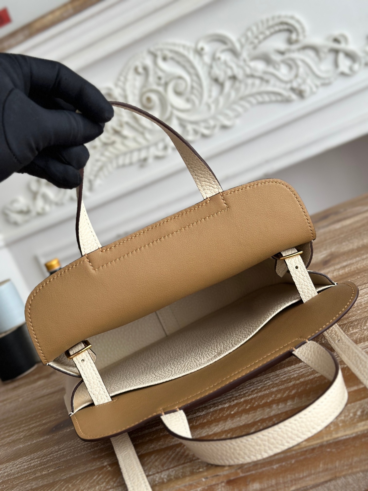 馬蹄包  半手工蠟線	Halzan	
 能滿足各種背法的!!
①手拎包②斜挎包③單肩包④手拿包
togo皮、五金細緻到油邊 無處不精緻√ 
尺寸：25cm