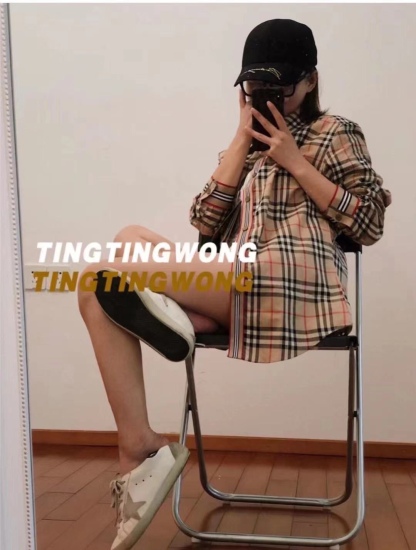 Burberry/巴寶莉 門襟袖口織帶格紋棉質長袖襯衫
面料採用雙股80支梭織斜紋面料，格紋對位，紗線定織定染，
每個獨立的尺碼都是定位裁片，前幅，口袋，
袖子等部位都是對格對位的，工序複製，費時費料，
採用純天然珍珠貝殼紐扣，洗水嘜定制，多處手工一片一片激光剪裁對位，
所有工序，用料都是ZP做法，區別市面一眼假版本
裝飾品牌典藏 復古大格紋，BUR粉絲的衣櫥珍藏款式,尤其是對於忠實的BUR粉來說，
此款更是絕對不能錯過的珍寶級別產物！
顏色：門襟袖口織帶
S Size：S-XL