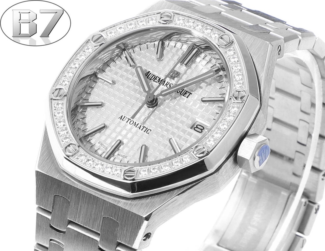 B7  Factory
AP愛彼 女款愛彼皇家橡樹 剔除機芯甲板多餘部分，使之變得更加鏤空——成就鋼表巔峰—— 實力演繹 衛冕“鋼”王！【6大精妙之處】1.正品拆解開模，尺寸為37毫米與正品一致！2.完美還原正品表殼的每一處細節，盡顯正品“稜角分明 堅毅果敢”的陽剛氣質。3.鋼帶的做工無可挑剔，比市面上任何鋼帶表做工均要更上一層樓，鋼帶頭粒和表頭銜接的“緩衝帶”的鬆緊程度與正品一模一樣。4.自動陀的與原裝致敬，是市面唯一做到顏色於原裝一致的版本（市面一般版本均偏紅）其上的ap族徽雕刻獨一無二。