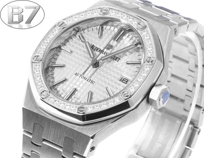 B7  Factory
AP愛彼 女款愛彼皇家橡樹 剔除機芯甲板多餘部分，使之變得更加鏤空——成就鋼表巔峰—— 實力演繹 衛冕“鋼”王！【6大精妙之處】1.正品拆解開模，尺寸為37毫米與正品一致！2.完美還原正品表殼的每一處細節，盡顯正品“稜角分明 堅毅果敢”的陽剛氣質。3.鋼帶的做工無可挑剔，比市面上任何鋼帶表做工均要更上一層樓，鋼帶頭粒和表頭銜接的“緩衝帶”的鬆緊程度與正品一模一樣。4.自動陀的與原裝致敬，是市面唯一做到顏色於原裝一致的版本（市面一般版本均偏紅）其上的ap族徽雕刻獨一無二。