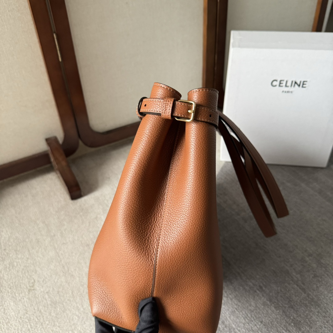 CELINE  24夏季新款Cabas 托特包👜
高級百搭又實用/購物袋的款式
展現著簡約美學和實用性～❤️
大容量設計～無論是日常出街還是通勤 都能輕鬆裝下各種物品～袋口可自主調節大小🌹
款號 116853 尺寸：54*29*15cm