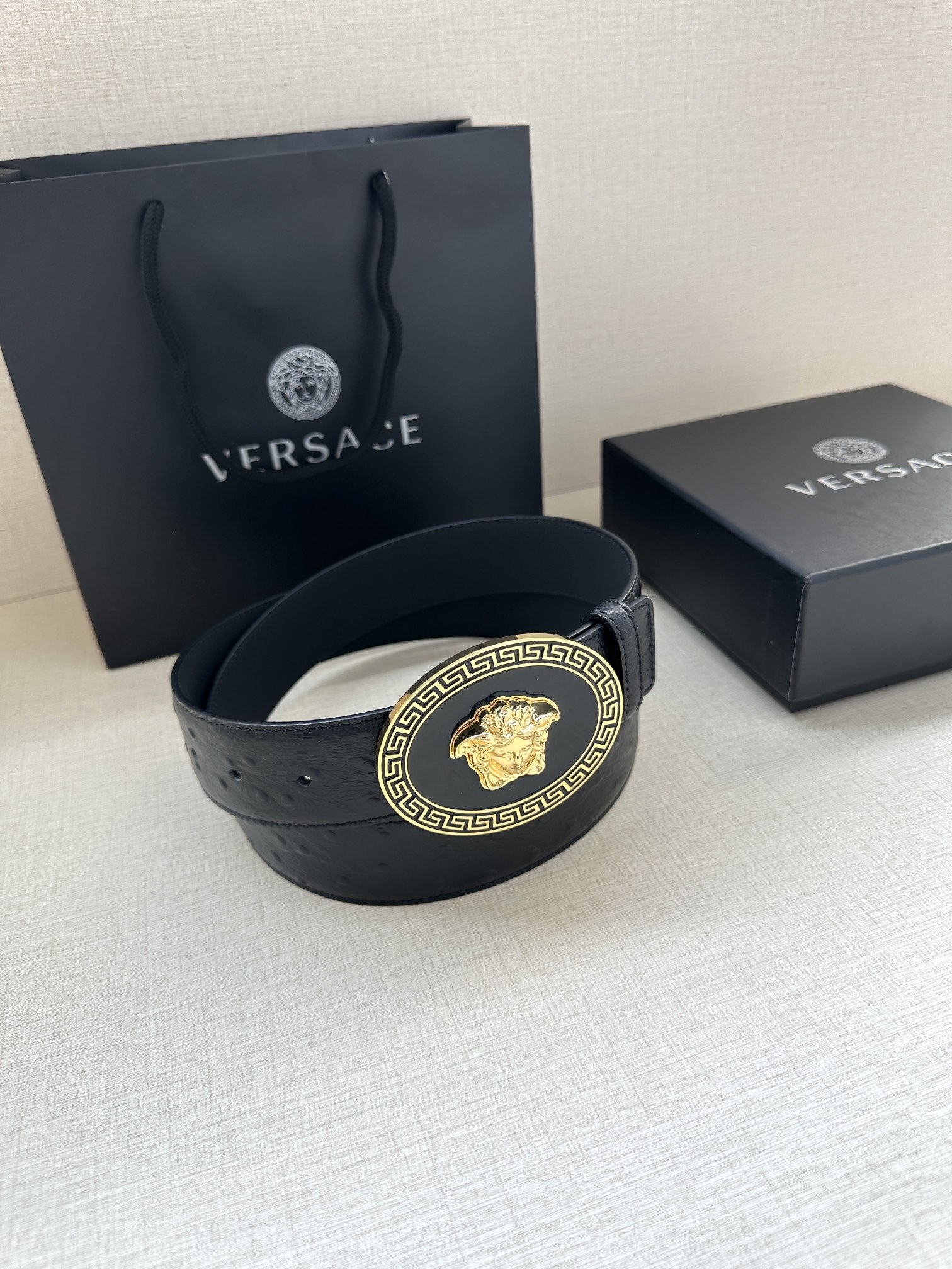 寬度：4.0cm （範思哲） 此款橢圓五金配件、腰帶飾有標誌性的Versace美杜莎頭像扣，彰顯品牌格調。是一款精美的衣櫥必備單品。