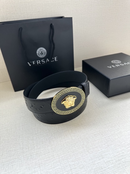 寬度：4.0cm （範思哲） 此款橢圓五金配件、腰帶飾有標誌性的Versace美杜莎頭像扣，彰顯品牌格調。是一款精美的衣櫥必備單品。