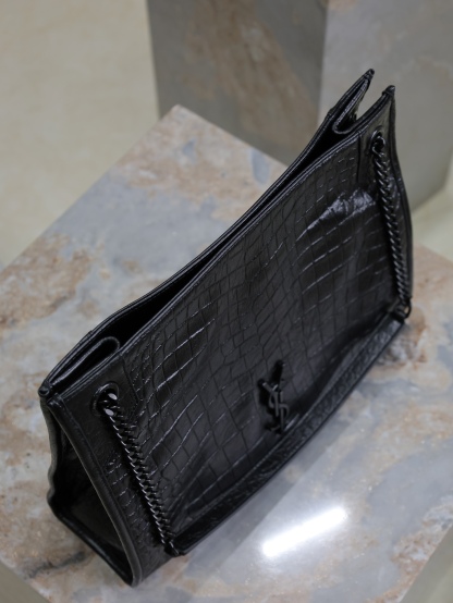 黑色黑扣鰐魚紋·
Niki shopping bag_
意大利進口鰐魚壓紋牛皮，五金是全牛皮包裹，工藝十分精湛！包袋中間有磁吸扣，保障了包包使用的安全性；內里有一拉鍊隔層及敞口插槽設計可放手機及零錢卡片，方便拿取，不會出現因為是大包而出現找不到東西的情況；包包自重非常輕，容量又足夠大，公文包、旅行包、購物袋、媽媽包隨意切換，實用性爆表！
型號：577999
尺寸：33x27x11.5cm