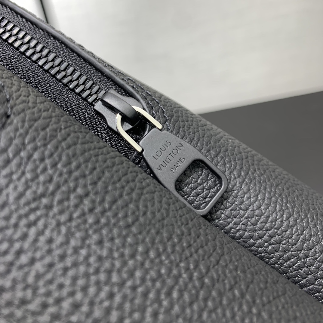 款號：M15259
       Discovery Work 雙肩包以蠟面牛皮革和織物內襯塑造寬敞構型，適宜收納日常所需。加襯隔層和貼袋可分別存放 14 寸筆記本電腦和手機，壓印 LV 字母的拉鍊外袋實現便捷取放。

42 x 19 x 32 釐米
(高 x 寬 x 長度)