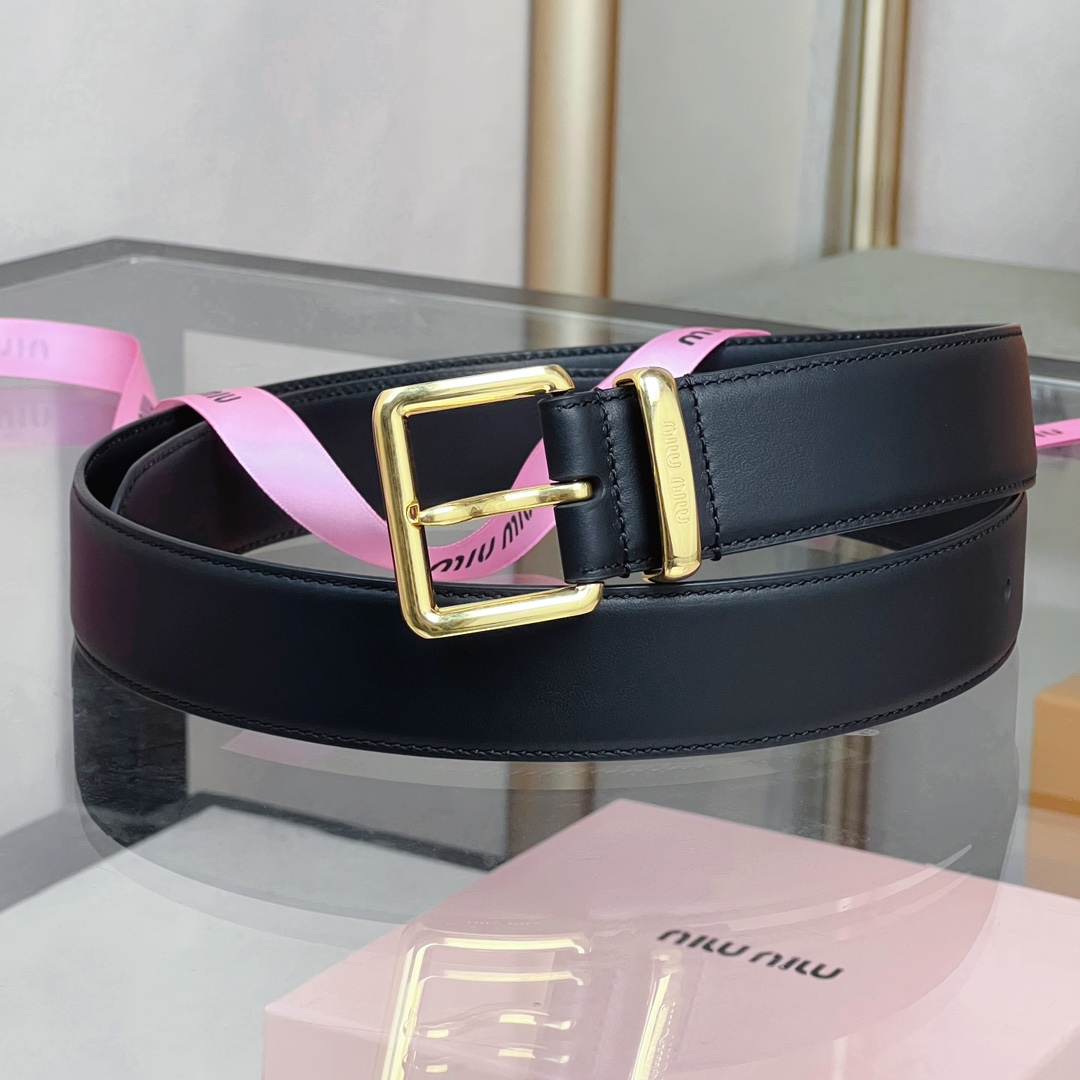 這款皮革腰帶設計簡約而優雅，腰帶環伴以Miu Miu徽標。雙面進口小牛皮 金屬搭扣 腰帶環飾激光雕刻徽標
寬度: 3.5cm
