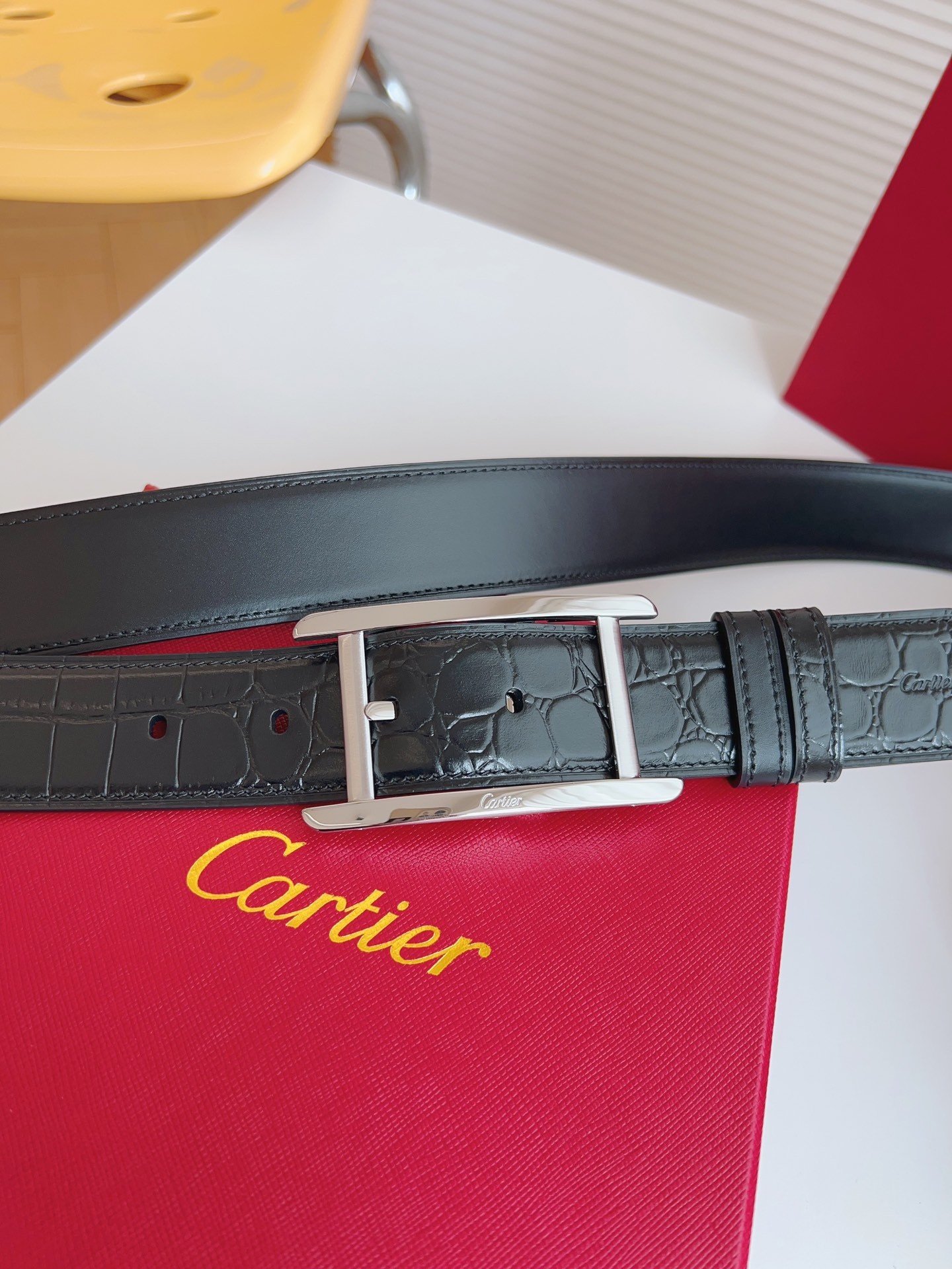 
Cartier（卡地亞）憑借匠心傑作展現與眾不同的美感，融合精湛工藝與經典設計，演繹雋永風格；瀟灑不羈，果敢獨立！此款式易搭配服飾；休閒正裝兩相宜。皮帶寬度：35mm