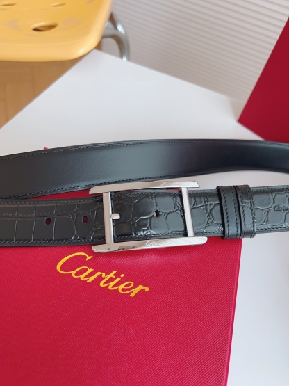 
Cartier（卡地亞）憑借匠心傑作展現與眾不同的美感，融合精湛工藝與經典設計，演繹雋永風格；瀟灑不羈，果敢獨立！此款式易搭配服飾；休閒正裝兩相宜。皮帶寬度：35mm