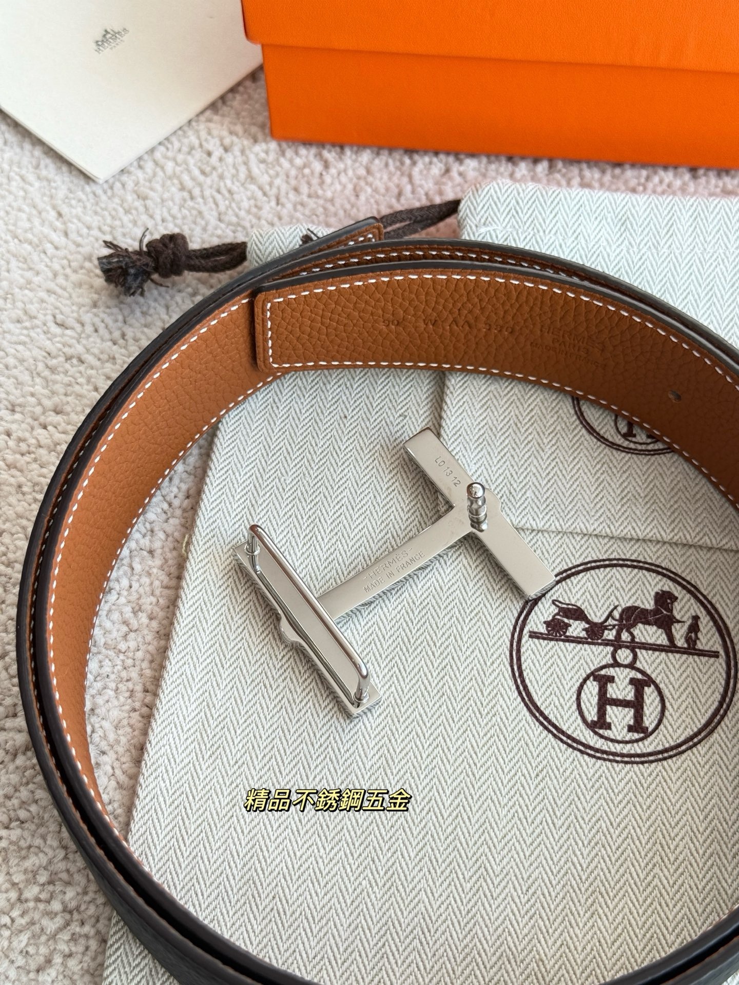 
❤️款 （ Y AA 080 ）Flibustier 精品五金 搭配双面进口 TOGO皮 宽度38MM 以其精湛工艺高品质材料和经典设计备受推崇 是男士腰带顶级选择 简约大气 适合商务和休闲场合 产品手感细腻 不仅是实用配饰 更是身份与品味的象征 ❤️