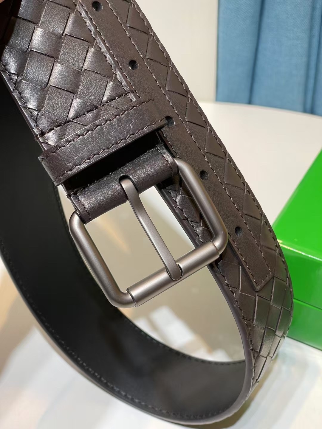 🔥🔥🆕純手工編織皮帶可為休閒裝或正裝造型增添優雅韻味，🔥是低調奢華的典範。[嘴唇]採用意大利柔軟的胎小牛皮全手工精工打造而成，錁色五金扣頭令其更顯獨特別緻、🔥[嘴唇]優雅迷人氣息。[強]4.0cm寬