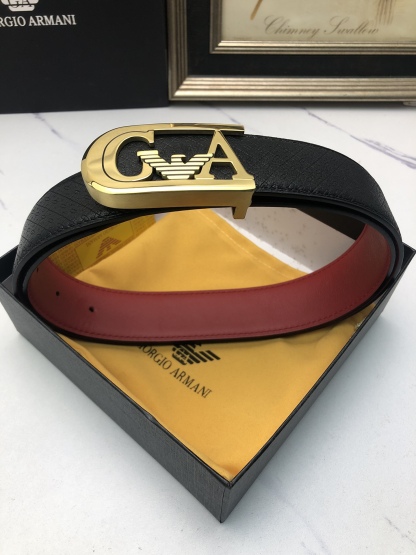 阿曼妮：原單頭層小牛皮燙印花紋，內襯平紋牛皮底，營造織紋外觀。飾以標誌原單扣。專櫃寬度4.0