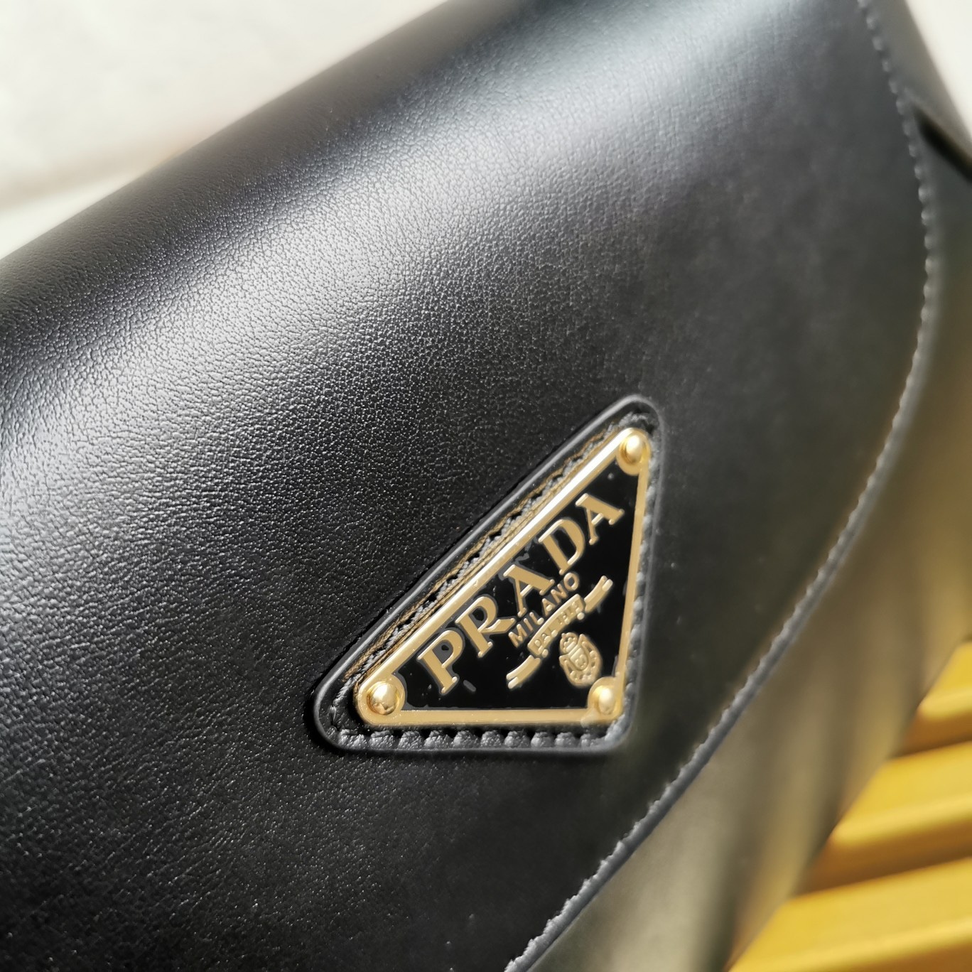 【 原單】P家🌹新款🎉Moon手袋液下包🎉1BD358到貨啦🎉🎉這款簡約Moon液下包為牛皮綻現摩登百搭的魅力。弧形包身設計，肩帶可調長短，磁扣開合翻蓋，便於隨心轉換造型。內配進口小羊皮，設有內袋，金屬配件更添亮麗格調，上身效果非常酷/時尚，又是一款永欠不過時爆款🎉寶寶們，趕緊入手吧🎉 尺寸：長25x高15x底5.5cm🎉🎉🎉🍊！