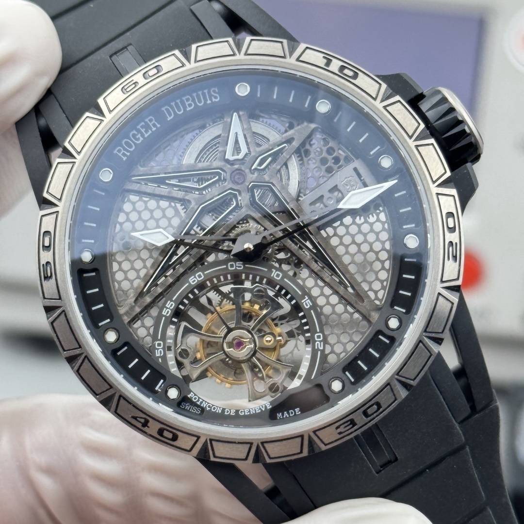 『新廠-NEW Factory』羅傑杜彼王者競速倍耐力單行陀飛輪#全鏤空背透高級感型號分別：RDDBEX0815、RDDBEX0817腕表，這款腕表極具羅傑杜彼品牌代表性的設計，星型的框架設計，凱爾特十字架形陀飛輪，配有秒盤和小秒針，更顯機械感，幾乎一眼就可識別。表殼直徑45mm，厚度13.5毫米，搭載海鷗定制RD505SQ手動上鏈機芯，機芯上夾板與魚鱗紋打磨在內的各種超卓精修。          
（非市面其他小廠可比）
注：特點 
1.表殼：鈦合金表殼與原裝同步。
2.機芯：一體陀飛輪機芯以六方位精准