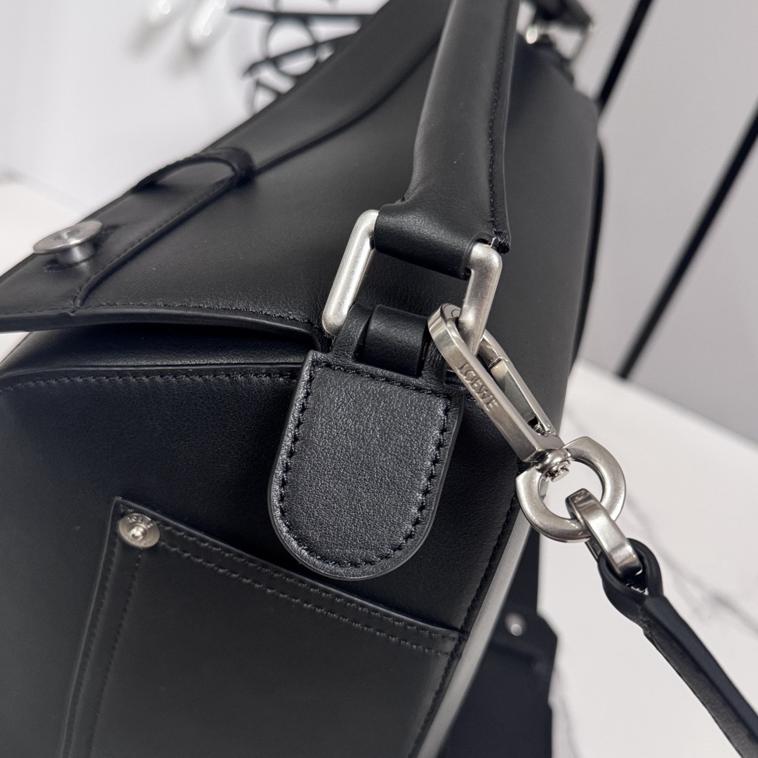 羅家🌟新款 🆕大號亮面牛皮革Panta Puzzle  手袋Puzzle 以別具一格的幾何線條勾勒長方體造型。此大號版本採用亮面牛皮革製成，飾有單寧布長褲風格細節 .可肩背、斜挎或手提*可拆卸可調節肩帶*拉鍊開合，牛皮革拉鍊頭*一個外部拉鍊後袋，一個內部插袋人字紋棉質帆布襯里*Anagram 壓紋
size: 33×14.7×21.5cm
型號：052500