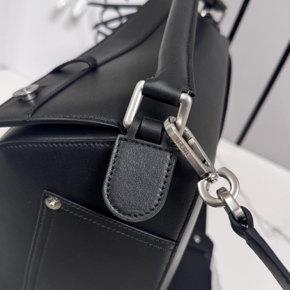 羅家🌟新款 🆕大號亮面牛皮革Panta Puzzle  手袋Puzzle 以別具一格的幾何線條勾勒長方體造型。此大號版本採用亮面牛皮革製成，飾有單寧布長褲風格細節 .可肩背、斜挎或手提*可拆卸可調節肩帶*拉鍊開合，牛皮革拉鍊頭*一個外部拉鍊後袋，一個內部插袋人字紋棉質帆布襯里*Anagram 壓紋
size: 33×14.7×21.5cm
型號：052500