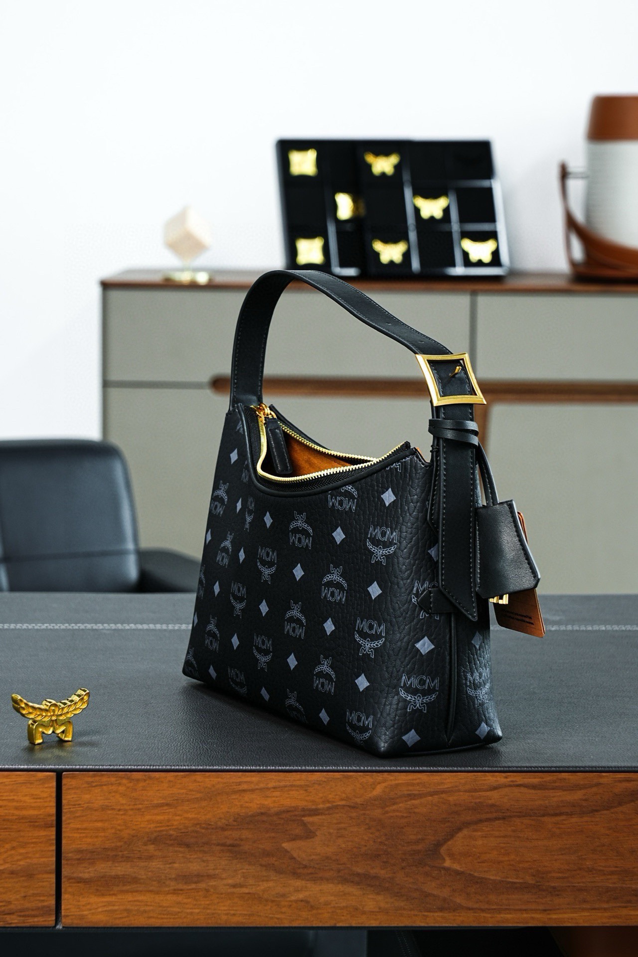 ®全新升級®官網同步
𝙈𝘾𝙈 𝘼𝙧𝙚𝙣 𝙃𝙤𝙗𝙤
黑色𝙎𝙢𝙖𝙡𝙡#腋下肩背包

·CP獨家出品｜黑色
這款單品對經典的休閒款式進行了現代風的全新演繹，在柔軟與挺闊之間取得了理想的平衡。這款小號Aren Hobo肩背包採用了傳統MCM行李箱的設計元素，包括一個可拆卸皮革吊牌及雕花Logo掛鎖，達到錦上添花的效果。

型號：MWHESTA01CO001
尺寸：26*9.5*19cm
肩帶：可調節125-133cm
開合：拉鍊式
顏色：黑色/BLACK