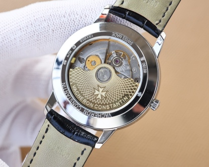 
TW 最新熱門款🔥】江詩.丹頓🆕Vacheron constantin 經典之美品鑒江詩.丹頓傳承系列腕表！
1⃣️團隊歷時9個月精心設計，敢為人先，力求完美，突破多層技術瓶頸💪
2️⃣ 市場獨家最新鍋蓋玻璃材質，超強的3D立體感，超薄工藝，超強夜光，直徑42mm👏
3️⃣款式採用原裝9015®機芯，每小時振頻28800次，零返修®質量✅
4⃣️ 錶盤上採用經典獨家內影，更顯示出這款腕表的華貴氣質🕶
5⃣️ 款式搭配意大利牛皮讓手腕更貼合舒適
   🔥頂級出品 精品不斷🔥