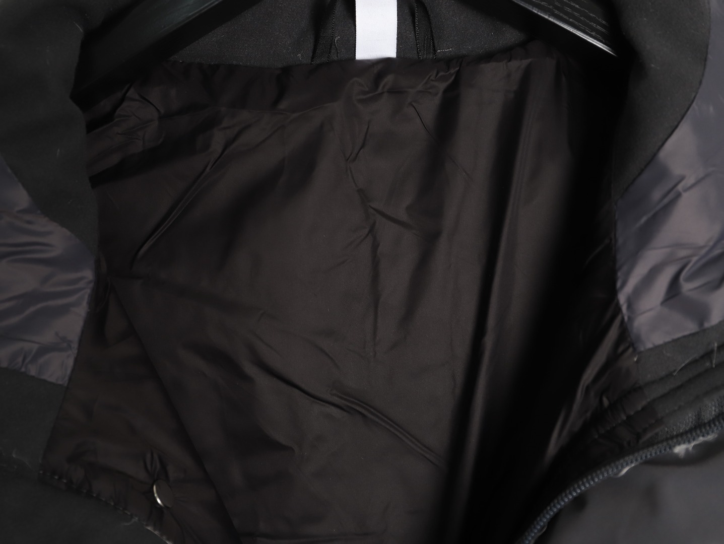 Adidas 阿迪達斯 三條槓保暖專櫃長款落肩款羽絨服
明星同款阿迪羽絨服 adidas 休閒舒適保暖長款羽絨服 男女同款  面料採用原版定制防水防靜電布料 內里採用尼龍雙層封禁設計 過膝長款設計超級保暖 分區填充300克標準80白鴨絨 蓬松度超好 輕便不厚重 拉鍊帶有定制logo 袖子側邊經典三條槓 內里配備口袋 胸前刺繡硅膠小標 清晰立體又飽滿 袖口鬆緊設計更加防風保暖 下擺按扣設計可隨意調節 方便戶外行動 寬松的版型不挑人 穿上就是行走的棉被 絲毫不懼寒冬 
L SIZE:S-XL