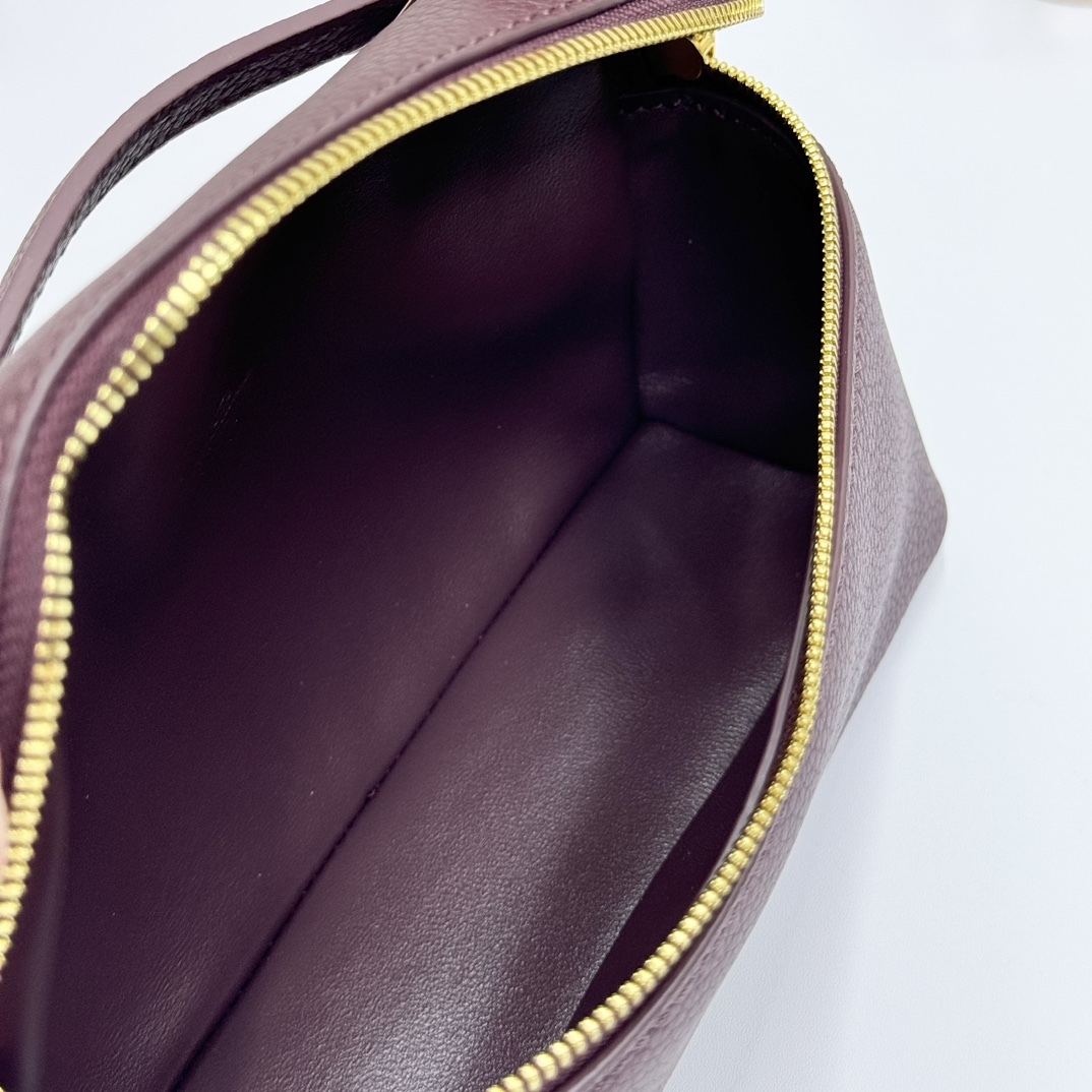 𝓸𝓻𝓸 𝓟𝓲𝓪𝓷𝓪諾悠翩雅
𝑬𝒙𝒕𝒓𝒂 𝑷𝒐𝒄𝒌𝒆𝒕 𝑳𝟏𝟗 
這是一款大開口結構的功能性設計的手拿包，經典風格和簡約設計的組合體。包身採用進口原廠小牛皮材質，輕微的錘紋呈現優雅的紋理，內里採用進口原廠小羊皮。皮革手柄和可拆卸肩帶，可打造出不同背法實用百搭。雙向拉鍊開合，搭配My Charms銀色金屬掛飾。（LP特級全鋼配件五金）
size：11×19×6.5cm
貨號：FAN4046
配套全套專櫃禮盒包裝🎁