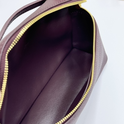 𝓸𝓻𝓸 𝓟𝓲𝓪𝓷𝓪諾悠翩雅
𝑬𝒙𝒕𝒓𝒂 𝑷𝒐𝒄𝒌𝒆𝒕 𝑳𝟏𝟗 
這是一款大開口結構的功能性設計的手拿包，經典風格和簡約設計的組合體。包身採用進口原廠小牛皮材質，輕微的錘紋呈現優雅的紋理，內里採用進口原廠小羊皮。皮革手柄和可拆卸肩帶，可打造出不同背法實用百搭。雙向拉鍊開合，搭配My Charms銀色金屬掛飾。（LP特級全鋼配件五金）
size：11×19×6.5cm
貨號：FAN4046
配套全套專櫃禮盒包裝🎁