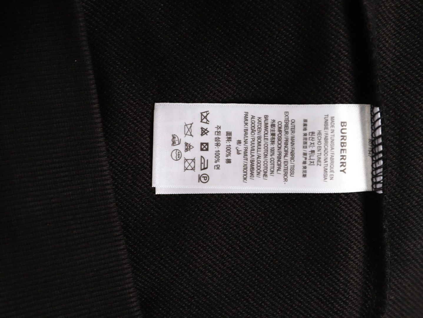 🔝BURBERRY巴寶莉BBR 八色字母繡圓領衛衣 
原版6350購入，原版採用400g 巴寶莉專用反面牛肚面料，反向毛圈底紗 魚鱗布料，螺紋450g雙紗，顏色按布料訂染，原版一致。
前幅進口機立體繡花，凹凸形狀與原版一致，羅紋針織包邊及絨里收納口袋均採用加固縫製，強化功能耐用性；在休閒運動中注入內斂英倫格調。整體完美平衡經典符號的當代轉化、穿著舒適度與日常實用性，成為詮釋現代精英休閒風的典範之作。男女同款
B Size：S-XL