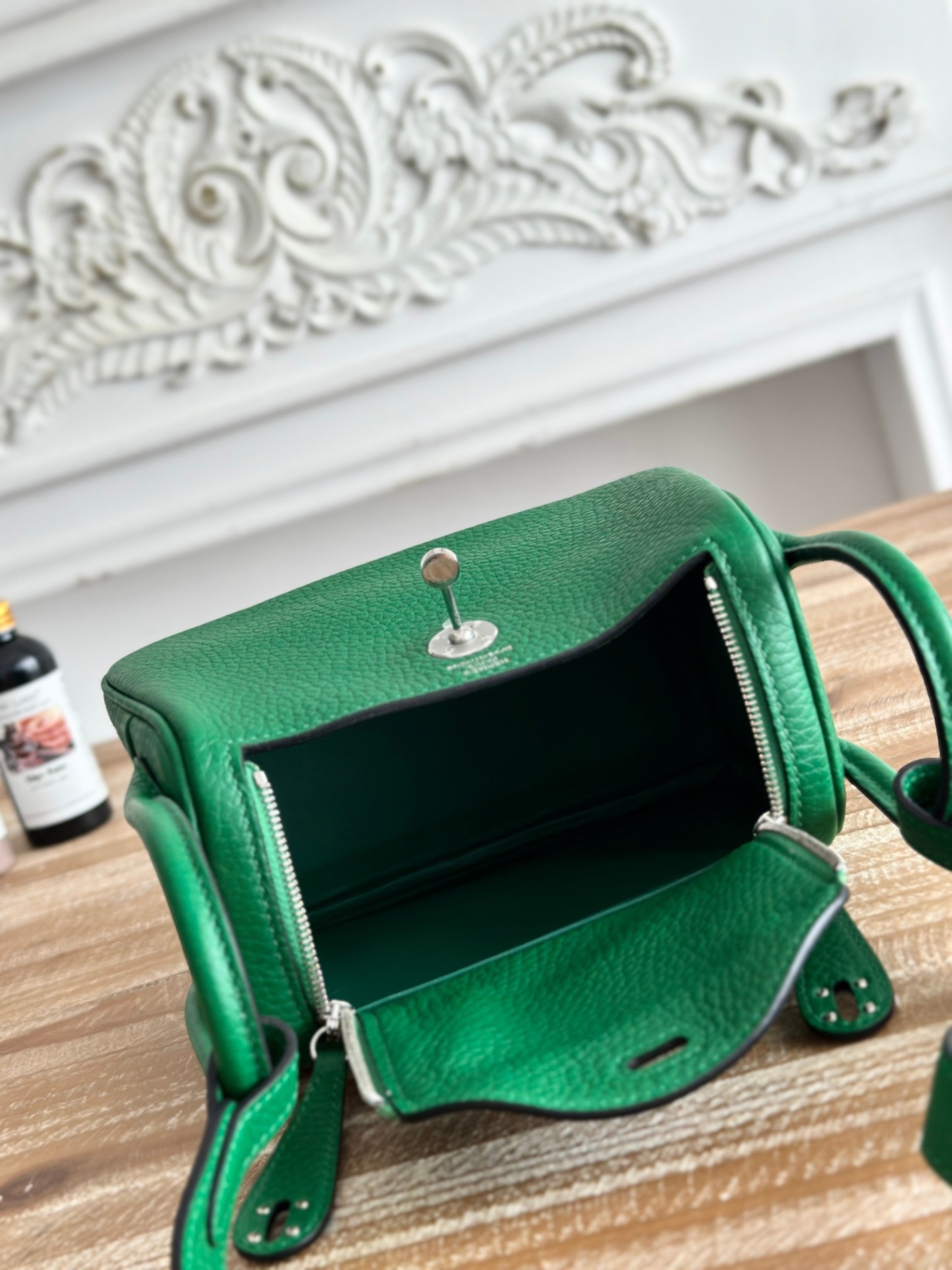 琳迪lindy 19cm	
Tc皮 蜜蠟線半手工縫製
lindy19保留了琳迪包所有細節的完整設計，側口袋、拉鍊等全部都是經典的設計√
這只小可愛暴擊了多少人的少女心