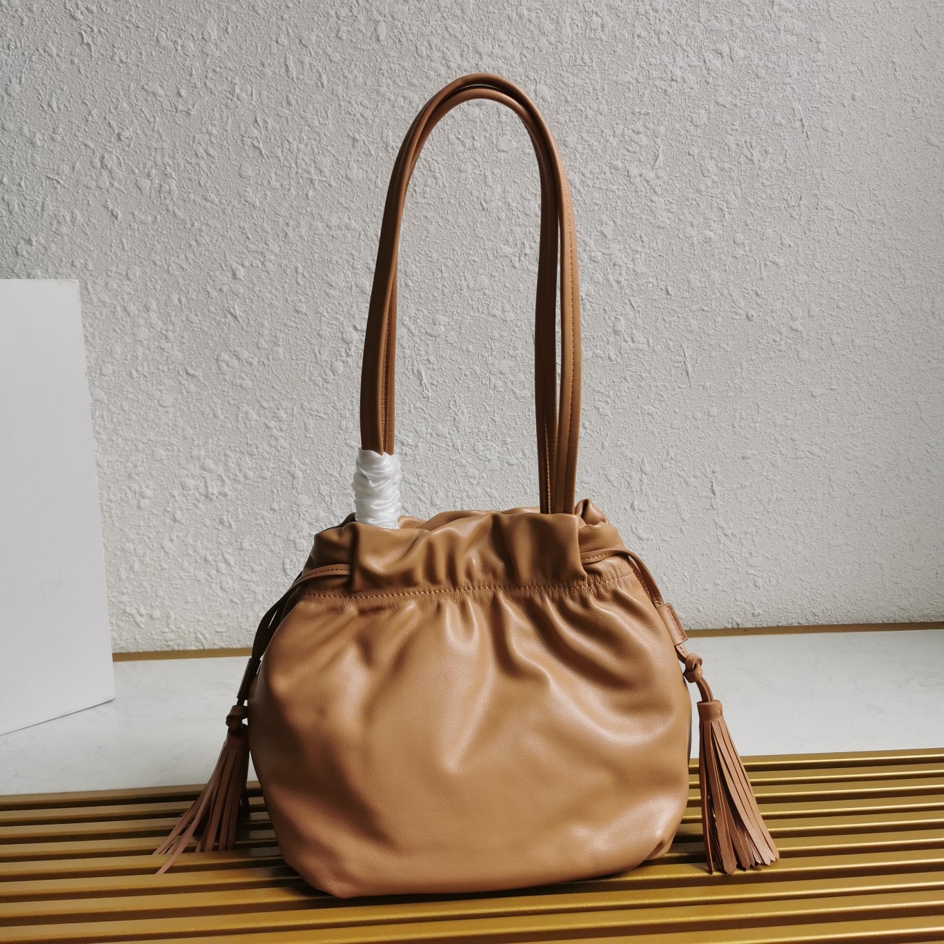 【 原單】P家🌹🎉新款福袋包🎉1BG541小羊皮🎉🎉這款福袋包採用進口小羊皮，袋口為抽繩加兩邊流梳設計，顯得整個包格外時尚又輕便又休閒，袋口為磁扣開合，內配有拉鍊和口袋，上身效果非常漂亮，女士們，趕緊入手吧，又是一款永久了過時爆款🎉🎉尺寸：長24x高25x底11cm🎉