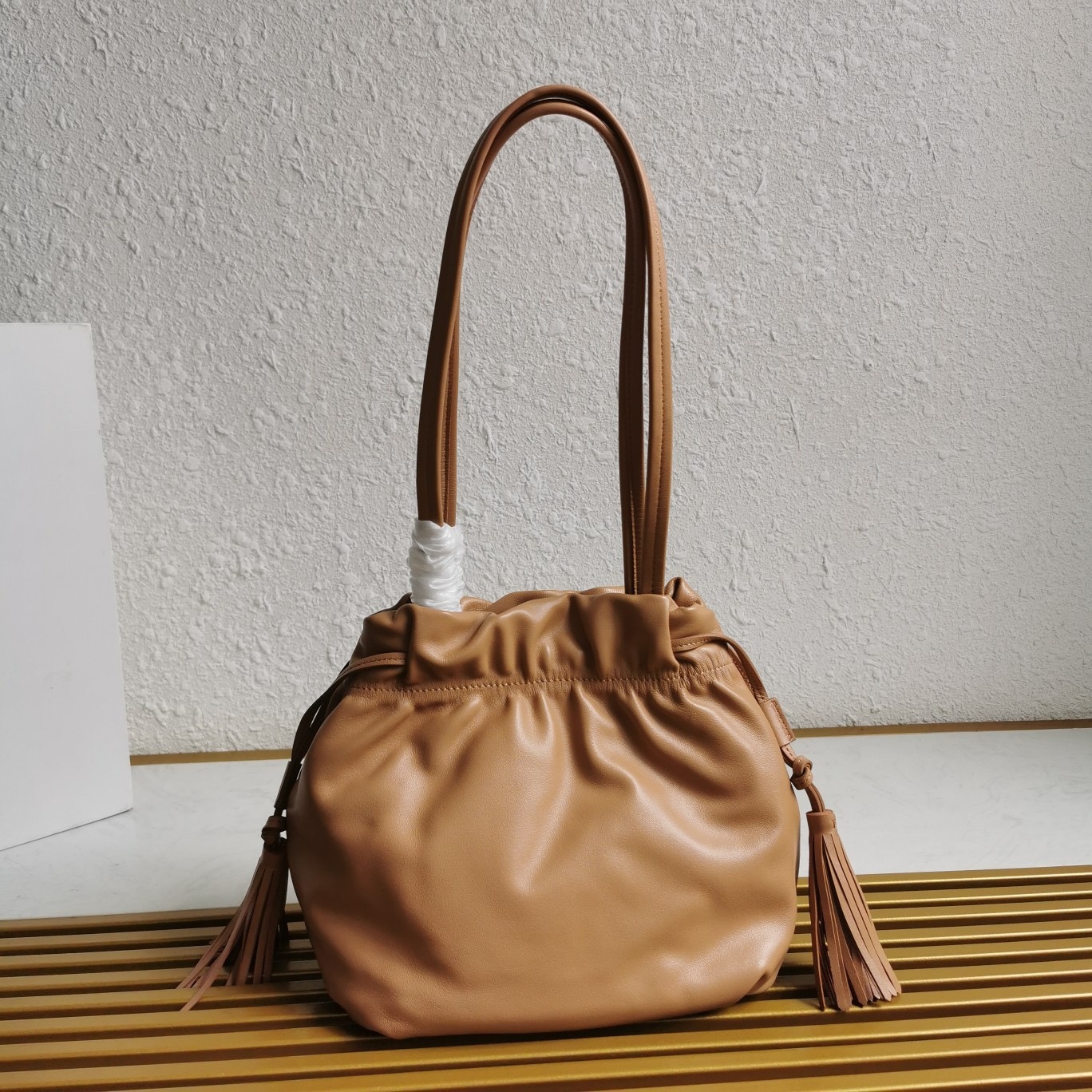 【 原單】P家🌹🎉新款福袋包🎉1BG541小羊皮🎉🎉這款福袋包採用進口小羊皮，袋口為抽繩加兩邊流梳設計，顯得整個包格外時尚又輕便又休閒，袋口為磁扣開合，內配有拉鍊和口袋，上身效果非常漂亮，女士們，趕緊入手吧，又是一款永久了過時爆款🎉🎉尺寸：長24x高25x底11cm🎉