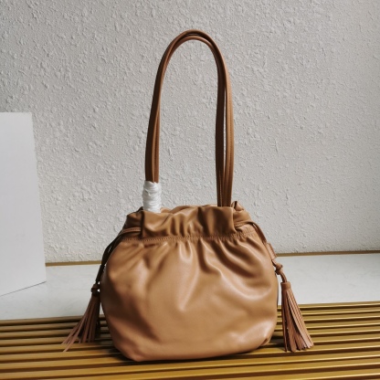 【 原單】P家🌹🎉新款福袋包🎉1BG541小羊皮🎉🎉這款福袋包採用進口小羊皮，袋口為抽繩加兩邊流梳設計，顯得整個包格外時尚又輕便又休閒，袋口為磁扣開合，內配有拉鍊和口袋，上身效果非常漂亮，女士們，趕緊入手吧，又是一款永久了過時爆款🎉🎉尺寸：長24x高25x底11cm🎉