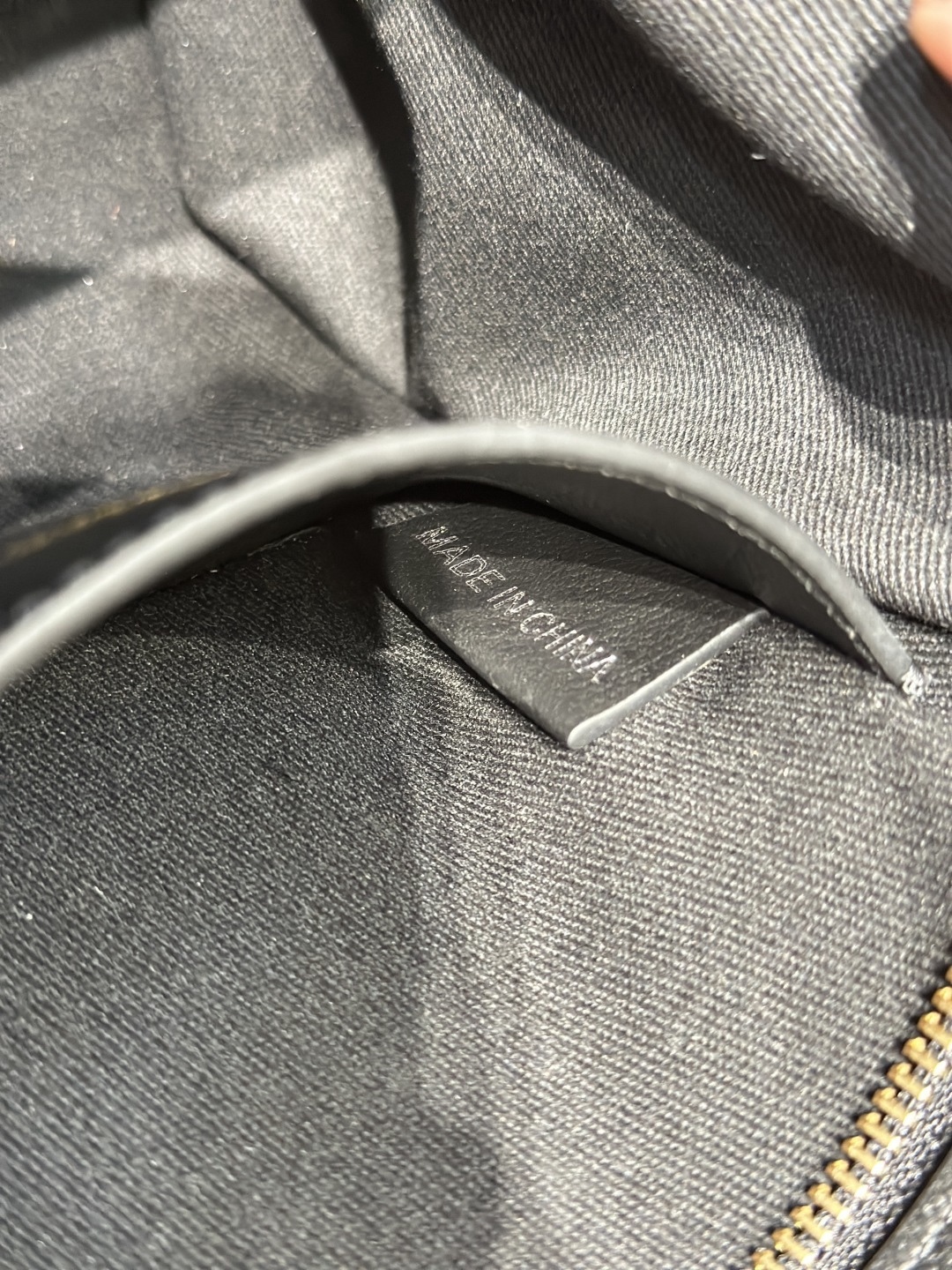 B家手提包斜挎包，經典棉質格紋帆布拼牛皮，袋口拉鍊設計，兩側可收攏展開，多種背法，上身效果超贊，尺寸：21/20/13，型號4881