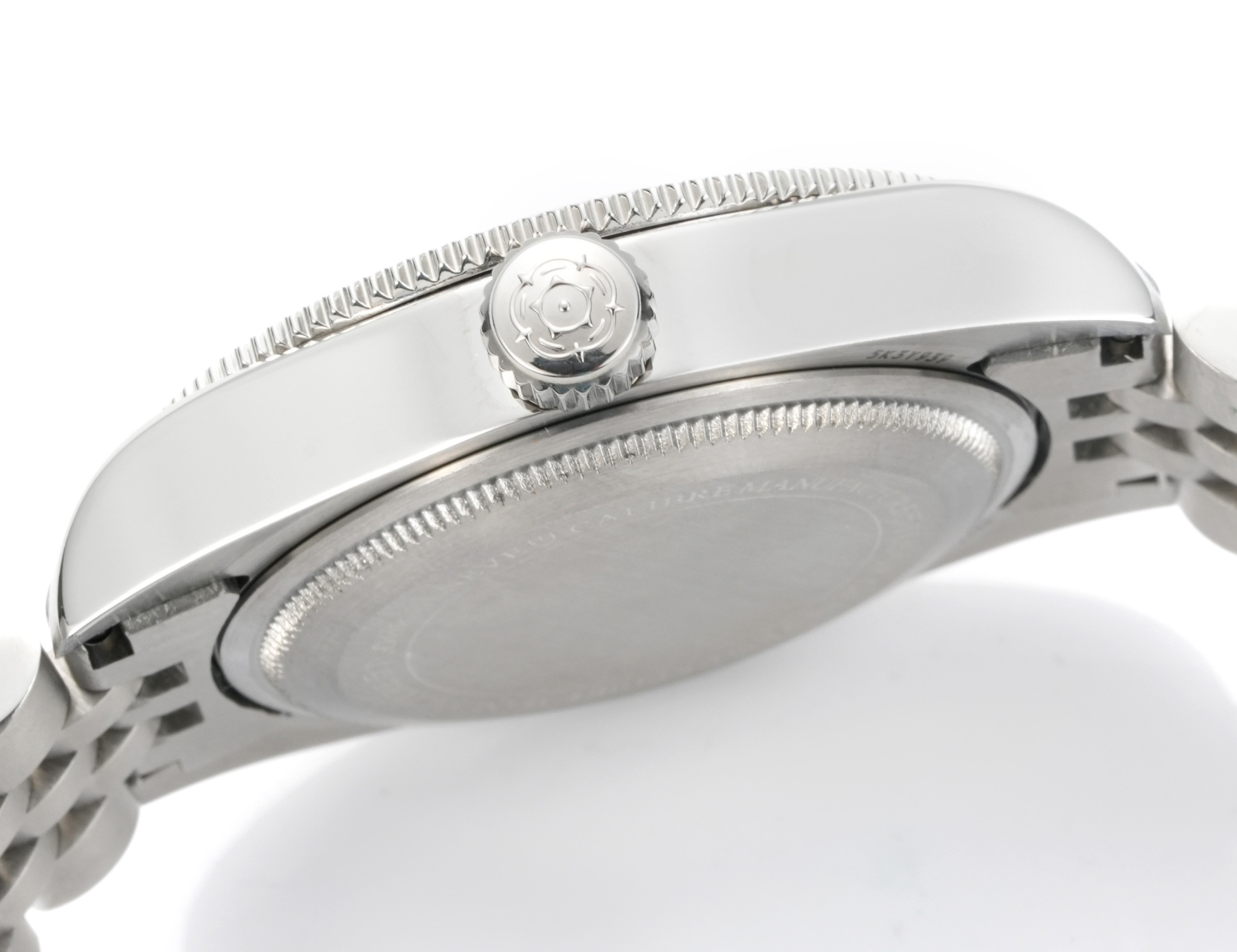 廠帝舵 TUDOR   碧灣系列對於帝舵來說，無疑是一個龐大的產品線，在今年推出了一隻全新的單色碧灣，以絕對的實力被認為是勞力士無歷黑水鬼的平替！今年推出的這只全新單色碧灣，也迎來了碧灣第三次制表科技和煥新美學風格上的革新。
1.新款碧灣迎來新的改革，升級夜光珠，而正品同步凹入式，搭配的是圓拱形藍寶石表鏡，更顯復古感📸 
2.腕表採用不鏽鋼材質打造表殼，經過精細的磨光與磨砂處理，呈現出獨特的質感和光澤度。同勞力士水鬼一樣，表殼採用41毫米尺寸，也是沿襲了“原版”碧灣的直徑，既適合日常佩戴，又能展現出腕